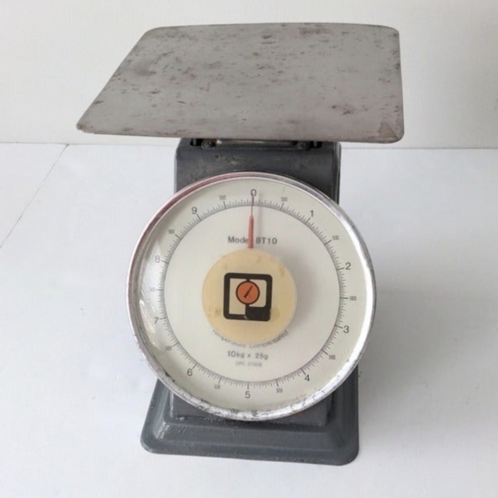 Pelouze Scale Co Tabletop Scale Model 8T10  0 to 10 kg x 25 grams Vintage